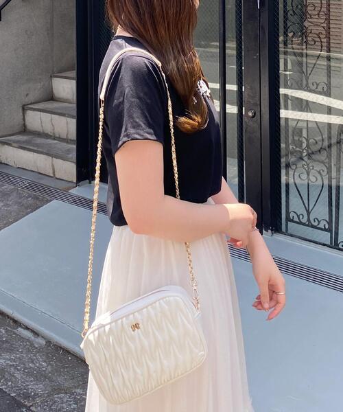 INGNI（イング）の「チャーム付キルティングショルダーバッグ（ハンドバッグ・レディース・オフホワイト/ブラック・ONE SIZE）」の2枚目の写真