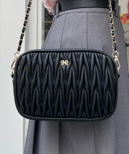 INGNI（イング）の「チャーム付キルティングショルダーバッグ（ハンドバッグ・レディース・オフホワイト/ブラック・ONE SIZE）」の14枚目の写真