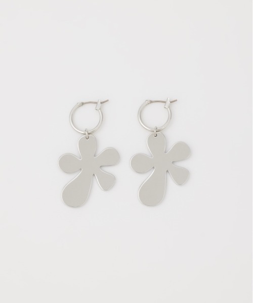 SLY(スライ)の「FLOWER CHARM P/EARRING フラワー チャーム ピアス(ピアス(両耳用)・レディース・ゴールド/シルバー・FREE)」の1枚目の写真