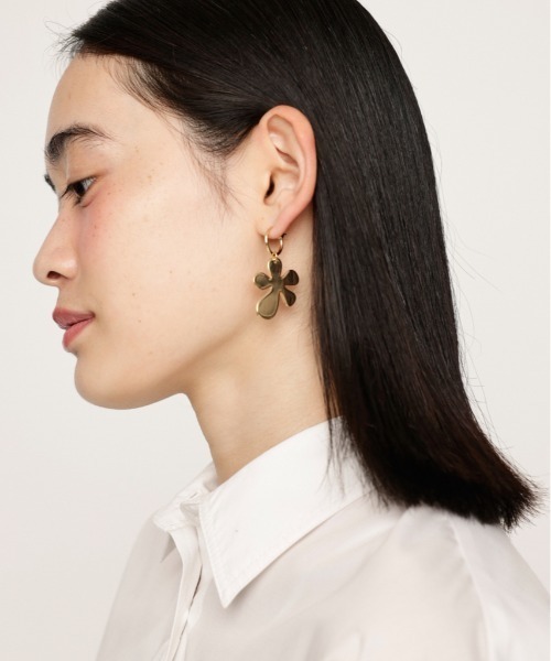 SLY(スライ)の「FLOWER CHARM P/EARRING フラワー チャーム ピアス(ピアス(両耳用)・レディース・ゴールド/シルバー・FREE)」の3枚目の写真