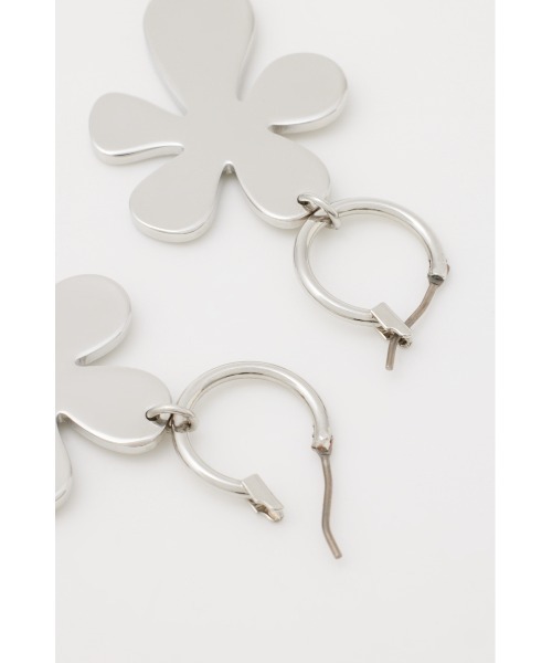 SLY(スライ)の「FLOWER CHARM P/EARRING フラワー チャーム ピアス(ピアス(両耳用)・レディース・ゴールド/シルバー・FREE)」の6枚目の写真