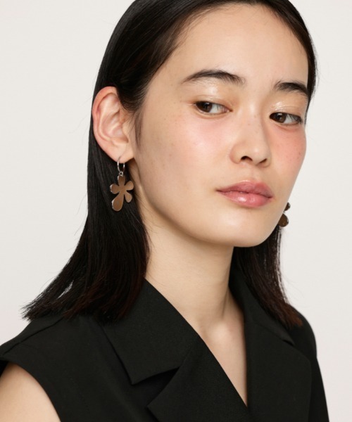 SLY(スライ)の「FLOWER CHARM P/EARRING フラワー チャーム ピアス(ピアス(両耳用)・レディース・ゴールド/シルバー・FREE)」の10枚目の写真