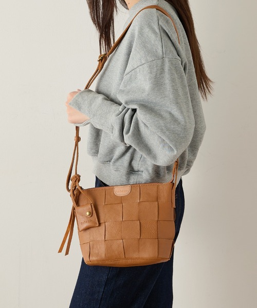 toleur(トーラ)の「【toleur】カウレザー太メッシュショルダー 11871 ※(ショルダーバッグ・レディース・ブラック/キャメル/グレイッシュベージュ・FREE)」の1枚目の写真