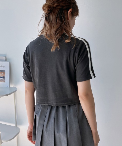 AS KNOW AS plus(アズノゥアズプラス)の「◎ロゴ刺繍 袖ラインテレコスポーツTシャツ ゲームシャツ(Tシャツ/カットソー・レディース・チャコールグレー/レッド/イエロー/グリーン/オートミール・FREE)」の9枚目の写真