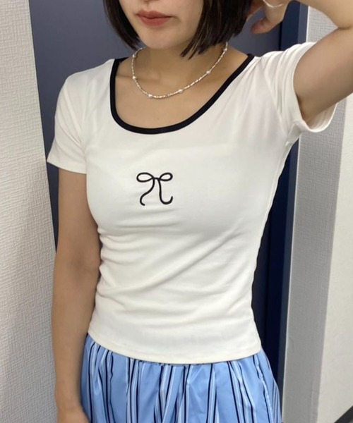 mebole（メボレ）の「Uネック 刺繍リボントップス（Tシャツ/カットソー・レディース・ホワイト/ブルー/ブラック・FREE）」の4枚目の写真