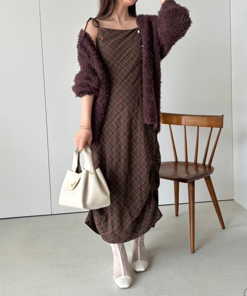 one after another NICE CLAUP(ワンアフターアナザーナイスクラップ)の「キラキラボタンチュールフェザーロングカーディガン(カーディガン/ボレロ・レディース・ラベンダー/ブラウン/アイボリー/チャコールグレー・FREE)」の14枚目の写真