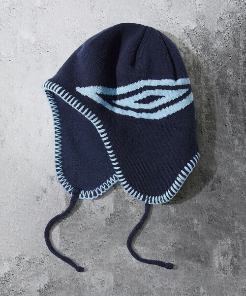 UMBRO（アンブロ）の「UMBRO/アンブロ SP Beanie BIG LOGO/別注 ビッグロゴ イヤーフラップニットキャップ/ビーニー（ニットキャップ/ビーニー・メンズ・ブラック/ネイビー/チャコール/ブラウン・FREE）」の4枚目の写真