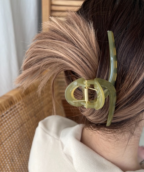 ciite'（シーテ）の「アクリルバンス クリップ（バレッタ/ヘアクリップ・レディース・グレー/ブラウン/アイボリー/カーキ・FREE）」の10枚目の写真