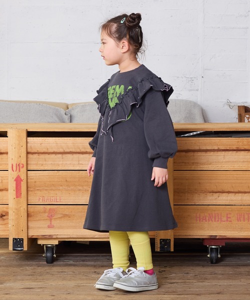 BIG FIELD（ビッグフィールド）の「裏毛Vフリルワンピース（ワンピース・キッズ・チャコール/イエロー/ラベンダー・90/100/110/120/130/140/150）」の9枚目の写真