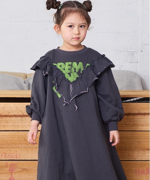 BIG FIELD（ビッグフィールド）の「裏毛Vフリルワンピース（ワンピース・キッズ・チャコール/イエロー/ラベンダー・90/100/110/120/130/140/150）」の6枚目の写真