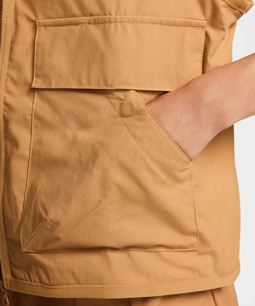 NIKE（ナイキ）の「ナイキ スポーツウェア エッセンシャル ウィメンズ ルーズ ウーブン カーゴ ベスト / Nike Sportswear Essential Women's Loose Woven Cargo Vest FV6311-224 Flax（ベスト・レディース・ウィート・S/M/L/2XL/XL/XS）」の6枚目の写真