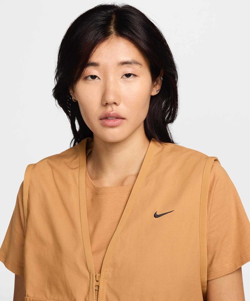 NIKE（ナイキ）の「ナイキ スポーツウェア エッセンシャル ウィメンズ ルーズ ウーブン カーゴ ベスト / Nike Sportswear Essential Women's Loose Woven Cargo Vest FV6311-224 Flax（ベスト・レディース・ウィート・S/M/L/2XL/XL/XS）」の4枚目の写真