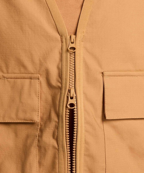 NIKE（ナイキ）の「ナイキ スポーツウェア エッセンシャル ウィメンズ ルーズ ウーブン カーゴ ベスト / Nike Sportswear Essential Women's Loose Woven Cargo Vest FV6311-224 Flax（ベスト・レディース・ウィート・S/M/L/2XL/XL/XS）」の5枚目の写真