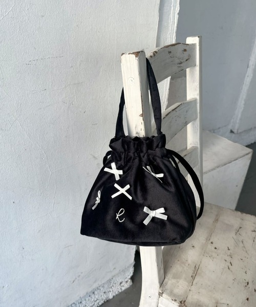 hugi(ハギ)の「VELOR RIBBON BAG/ベロリボン巾着バッグ(ハンドバッグ・レディース・ホワイト・FREE)」の1枚目の写真