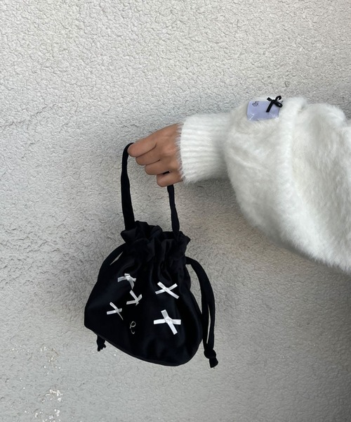 hugi(ハギ)の「VELOR RIBBON BAG/ベロリボン巾着バッグ(ハンドバッグ・レディース・ホワイト・FREE)」の2枚目の写真