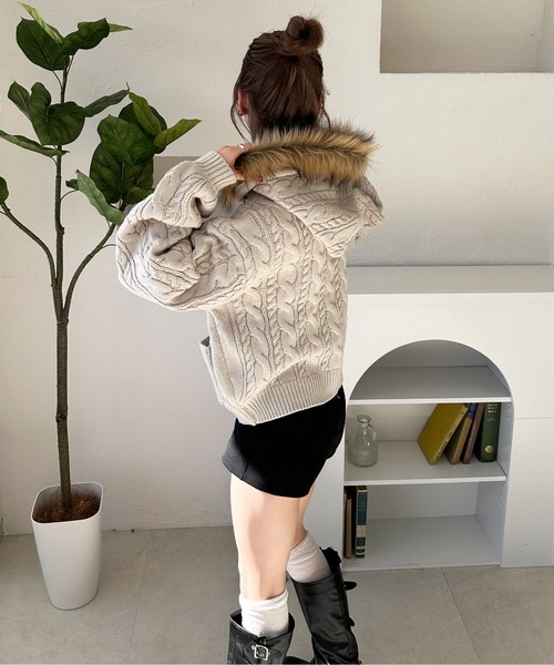 sedacle girl(セダクルガール)の「ファーフードジップニット(ニット/セーター・レディース・グレー/ブラック/アイボリー・SMALL/MEDIUM)」の5枚目の写真