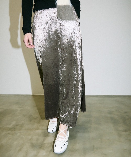 Clum(クルム)の「glossy velour flare long skirt / グロッシーベロアフレアロングスカート(スカート・レディース・ベージュ・SMALL/MEDIUM)」の2枚目の写真