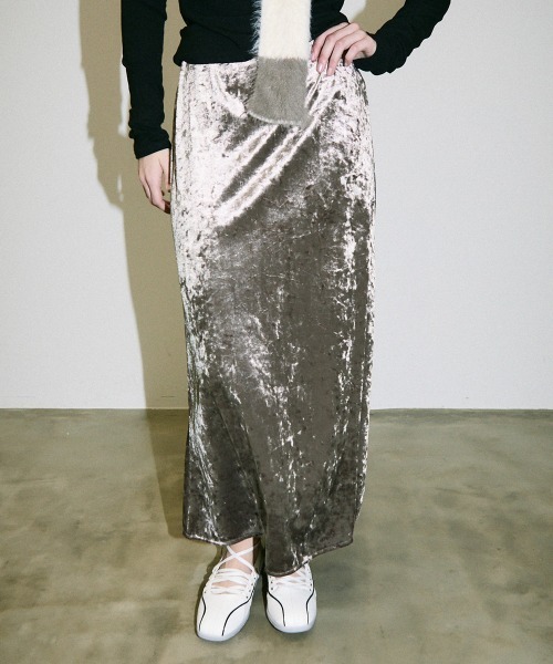 Clum(クルム)の「glossy velour flare long skirt / グロッシーベロアフレアロングスカート(スカート・レディース・ベージュ・SMALL/MEDIUM)」の3枚目の写真