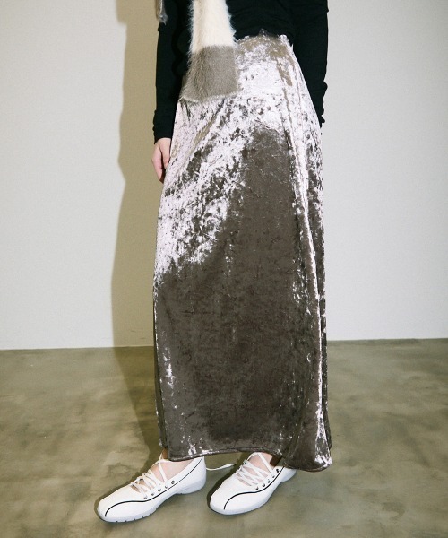 Clum(クルム)の「glossy velour flare long skirt / グロッシーベロアフレアロングスカート(スカート・レディース・ベージュ・SMALL/MEDIUM)」の4枚目の写真