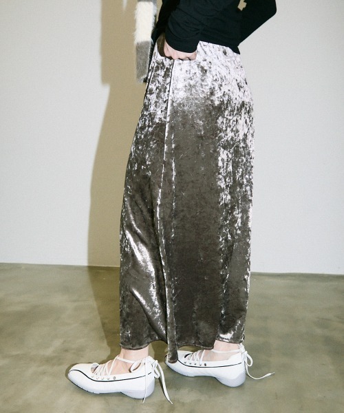 Clum(クルム)の「glossy velour flare long skirt / グロッシーベロアフレアロングスカート(スカート・レディース・ベージュ・SMALL/MEDIUM)」の5枚目の写真
