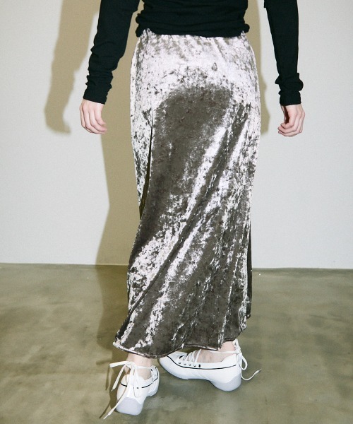 Clum(クルム)の「glossy velour flare long skirt / グロッシーベロアフレアロングスカート(スカート・レディース・ベージュ・SMALL/MEDIUM)」の6枚目の写真