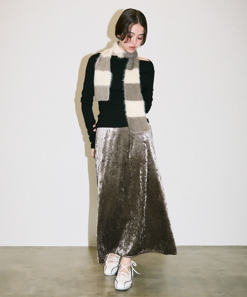 Clum(クルム)の「glossy velour flare long skirt / グロッシーベロアフレアロングスカート(スカート・レディース・ベージュ・SMALL/MEDIUM)」の7枚目の写真