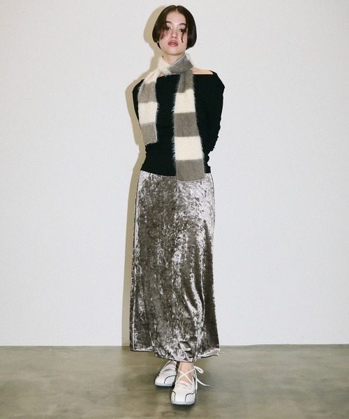 Clum(クルム)の「glossy velour flare long skirt / グロッシーベロアフレアロングスカート(スカート・レディース・ベージュ・SMALL/MEDIUM)」の8枚目の写真