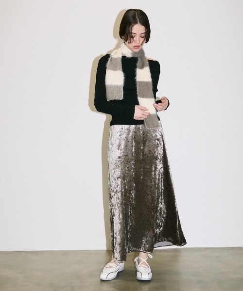 Clum(クルム)の「glossy velour flare long skirt / グロッシーベロアフレアロングスカート(スカート・レディース・ベージュ・SMALL/MEDIUM)」の9枚目の写真