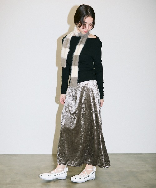 Clum(クルム)の「glossy velour flare long skirt / グロッシーベロアフレアロングスカート(スカート・レディース・ベージュ・SMALL/MEDIUM)」の10枚目の写真