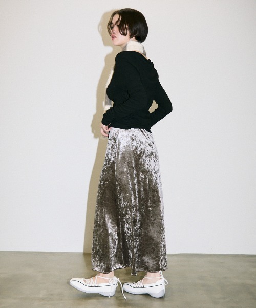 Clum(クルム)の「glossy velour flare long skirt / グロッシーベロアフレアロングスカート(スカート・レディース・ベージュ・SMALL/MEDIUM)」の11枚目の写真