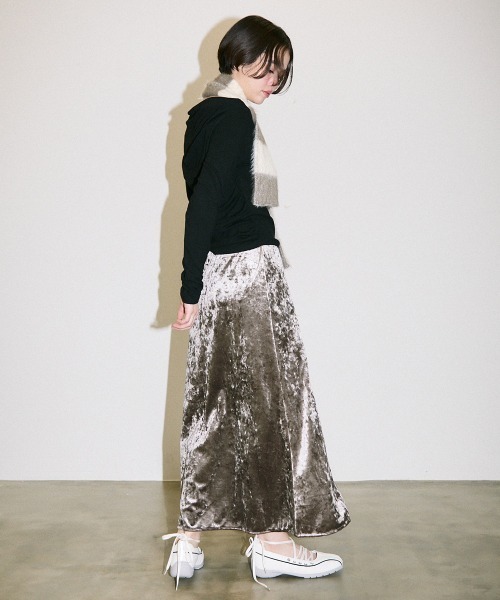 Clum(クルム)の「glossy velour flare long skirt / グロッシーベロアフレアロングスカート(スカート・レディース・ベージュ・SMALL/MEDIUM)」の12枚目の写真