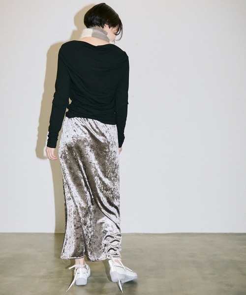 Clum(クルム)の「glossy velour flare long skirt / グロッシーベロアフレアロングスカート(スカート・レディース・ベージュ・SMALL/MEDIUM)」の13枚目の写真