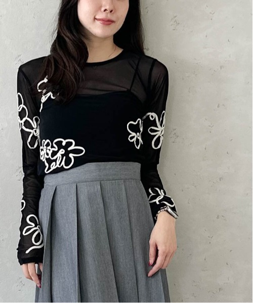 Per sist ence(パーシエンス)の「シアーフラワーコード刺繍プルオーバー(Tシャツ/カットソー・レディース・アイボリー/チャコールグレー/ブラック・FREE)」の2枚目の写真