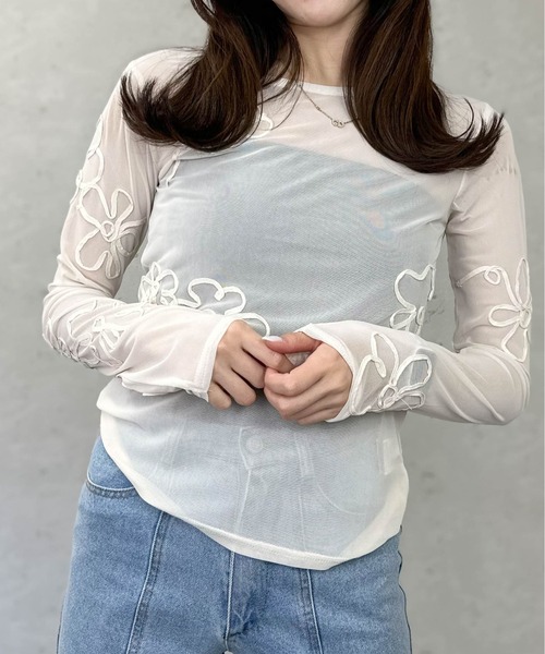 Per sist ence(パーシエンス)の「シアーフラワーコード刺繍プルオーバー(Tシャツ/カットソー・レディース・アイボリー/チャコールグレー/ブラック・FREE)」の6枚目の写真