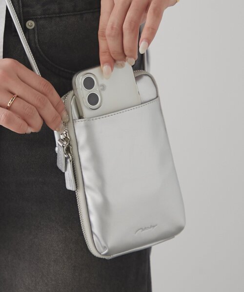 BIRTHDAY BAR(バースデイバー)の「フェイクレザーモバイルポーチ(スマホグッズ・レディース・シルバー/ベージュ/ブラック・0)」の3枚目の写真
