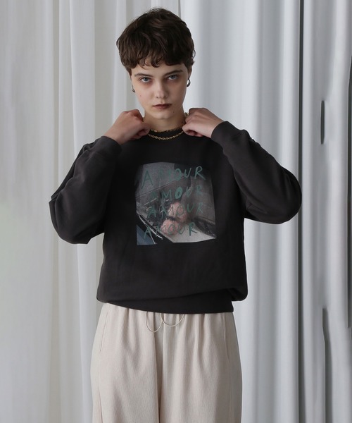 ROSE BUD（ローズバッド）の「【WEB・一部店舗限定】PHOT PRINT SWEAT（スウェット・レディース・ブラック/グレー・ONE SIZE）」の2枚目の写真