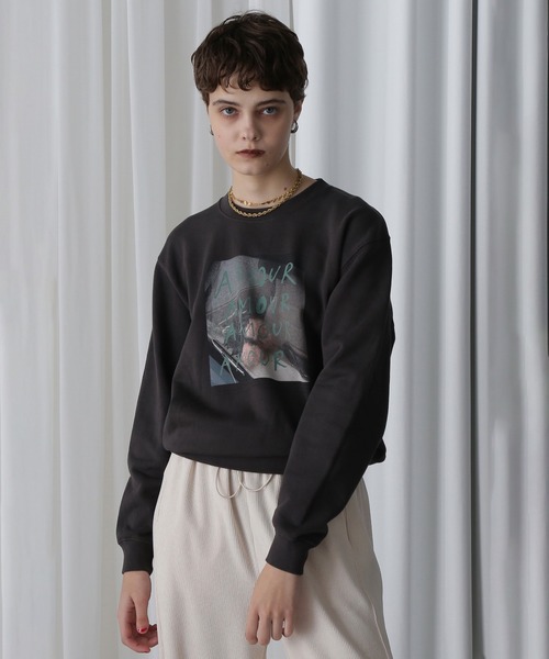 ROSE BUD（ローズバッド）の「【WEB・一部店舗限定】PHOT PRINT SWEAT（スウェット・レディース・ブラック/グレー・ONE SIZE）」の6枚目の写真