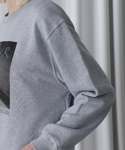 ROSE BUD（ローズバッド）の「【WEB・一部店舗限定】PHOT PRINT SWEAT（スウェット・レディース・ブラック/グレー・ONE SIZE）」の17枚目の写真