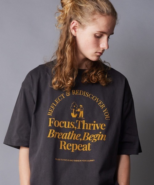 rehacer（レアセル）の「rehacer : Breathe Flower Vintage Wash T-Shirt / ブレスフラワービンテージウオッシュTシャツ（Tシャツ/カットソー・メンズ・スミクロ/ベージュ・SMALL/MEDIUM/LARGE/X-LARGE）」の2枚目の写真