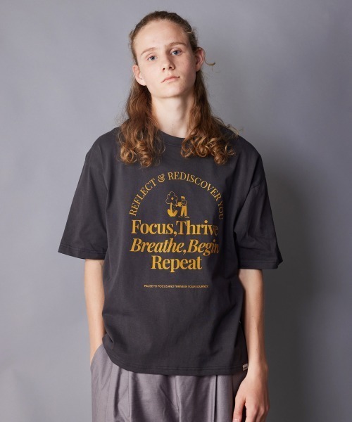 rehacer（レアセル）の「rehacer : Breathe Flower Vintage Wash T-Shirt / ブレスフラワービンテージウオッシュTシャツ（Tシャツ/カットソー・メンズ・スミクロ/ベージュ・SMALL/MEDIUM/LARGE/X-LARGE）」の3枚目の写真