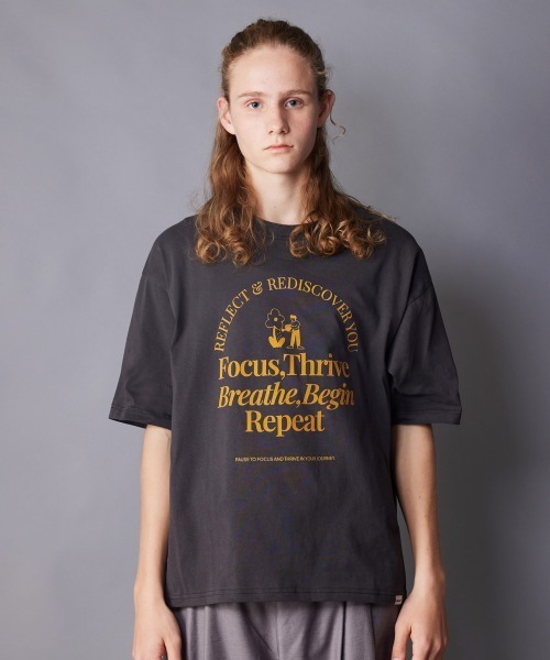 rehacer（レアセル）の「rehacer : Breathe Flower Vintage Wash T-Shirt / ブレスフラワービンテージウオッシュTシャツ（Tシャツ/カットソー・メンズ・スミクロ/ベージュ・SMALL/MEDIUM/LARGE/X-LARGE）」の4枚目の写真