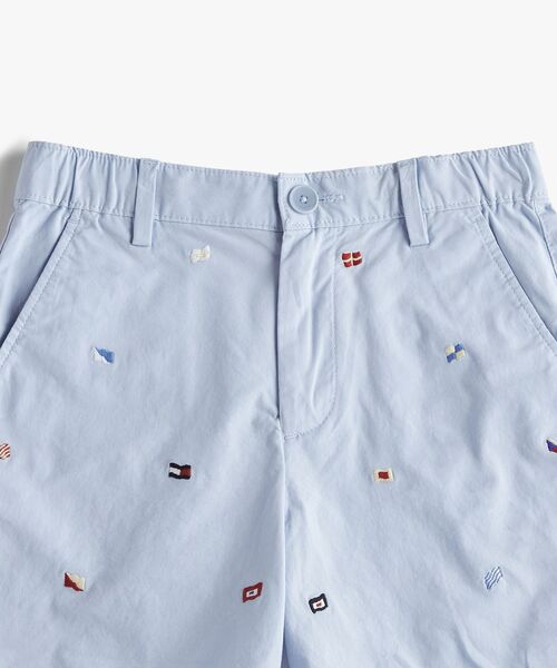 TOMMY HILFIGER(トミーヒルフィガー)の「BOYS オールオーバーフラッグウーブンショートパンツ(その他パンツ・キッズ・ブルー・150cm/160cm/130cm/140cm)」の3枚目の写真