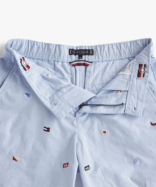 TOMMY HILFIGER(トミーヒルフィガー)の「BOYS オールオーバーフラッグウーブンショートパンツ(その他パンツ・キッズ・ブルー・150cm/160cm/130cm/140cm)」の4枚目の写真