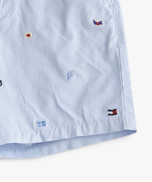 TOMMY HILFIGER(トミーヒルフィガー)の「BOYS オールオーバーフラッグウーブンショートパンツ(その他パンツ・キッズ・ブルー・150cm/160cm/130cm/140cm)」の7枚目の写真