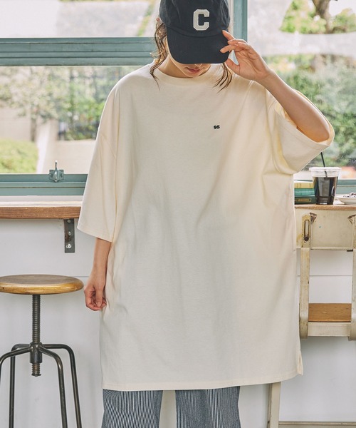 MONO-MART LADY'S(モノマートレディース)の「ナンバリング刺繍 ビッグシルエット半袖Tシャツ / ミニワンピース(ワンピース・レディース・ネイビー/スミクロ/アイボリー・FREE)」の2枚目の写真