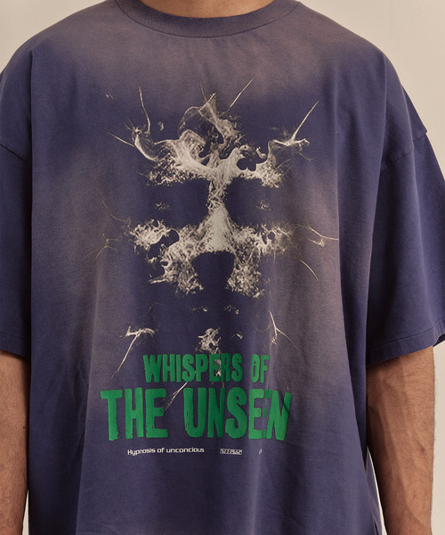 LIBERE（リベーレ）の「LIBERE リベーレ / WHISPERS OF THE UNSEEN T-SHIRT ウィスパーグラフィックプリントビッグシルエットTシャツ / 251210-251211（Tシャツ/カットソー・メンズ・ブラック/ブルー・LARGE/MEDIUM/SMALL）」の15枚目の写真