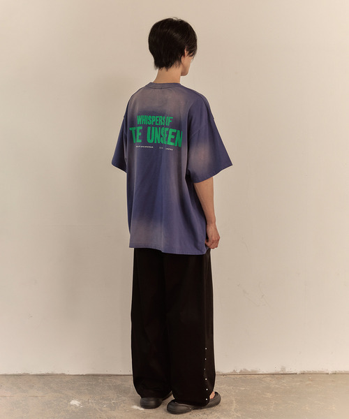 LIBERE（リベーレ）の「LIBERE リベーレ / WHISPERS OF THE UNSEEN T-SHIRT ウィスパーグラフィックプリントビッグシルエットTシャツ / 251210-251211（Tシャツ/カットソー・メンズ・ブラック/ブルー・LARGE/MEDIUM/SMALL）」の9枚目の写真