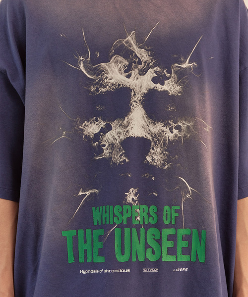 LIBERE（リベーレ）の「LIBERE リベーレ / WHISPERS OF THE UNSEEN T-SHIRT ウィスパーグラフィックプリントビッグシルエットTシャツ / 251210-251211（Tシャツ/カットソー・メンズ・ブラック/ブルー・LARGE/MEDIUM/SMALL）」の8枚目の写真