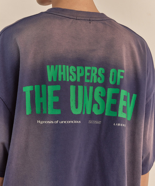 LIBERE（リベーレ）の「LIBERE リベーレ / WHISPERS OF THE UNSEEN T-SHIRT ウィスパーグラフィックプリントビッグシルエットTシャツ / 251210-251211（Tシャツ/カットソー・メンズ・ブラック/ブルー・LARGE/MEDIUM/SMALL）」の7枚目の写真