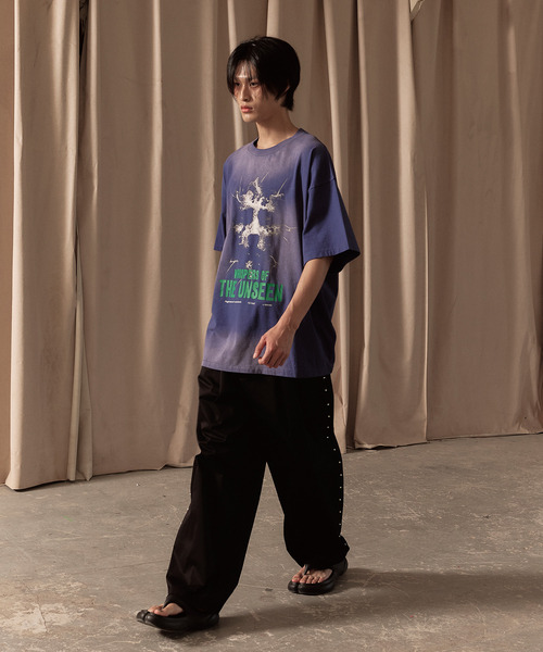 LIBERE（リベーレ）の「LIBERE リベーレ / WHISPERS OF THE UNSEEN T-SHIRT ウィスパーグラフィックプリントビッグシルエットTシャツ / 251210-251211（Tシャツ/カットソー・メンズ・ブラック/ブルー・LARGE/MEDIUM/SMALL）」の4枚目の写真